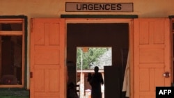 Une femme déplacée interne d'Afrique centrale emmène un enfant dans une salle d'urgence de l'hôpital géré par MSF (Médecins Sans Frontières) à Bangassou, Centrafrique, 26 mai 2017.