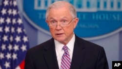 La orden que afecta a las ciudades santuario, faculta al procurador General, Jeff Sessions; y al secretario de Seguridad Nacional, John F. Kelly; de no entregar recursos económicos a los gobiernos locales que se nieguen a proveer el estatus migratorio de su comunidad a las autoridades federales.
