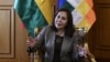 La ministra de Relaciones Exteriores de Bolivia, Karen Longaric, habla durante una entrevista con AFP en La Paz, el viernes.