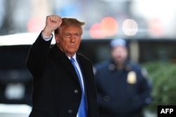 Mantan Presiden AS Donald Trump meninggalkan Trump Tower menuju pengadilan federal Manhattan untuk sidang pencemaran nama baik kedua terhadapnya, di New York City pada 22 Januari 2024. (Foto: AFP)