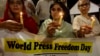 مبصرین کے مطابق کئی میڈیا ہاؤسز کے ملازمین کو تنخواہوں کی ادائیگی میں تین سے چار ماہ کی تاخیر ہو رہی ہے جس سے صحافی اور دیگر اسٹاف ذہنی کرب میں مبتلا ہیں۔ یوں اگر یہ کہا جائے کہ یہ ایک برس صحافیوں کے لیے سب سے مشکل برس رہا تو بے جا نہ ہوگا۔