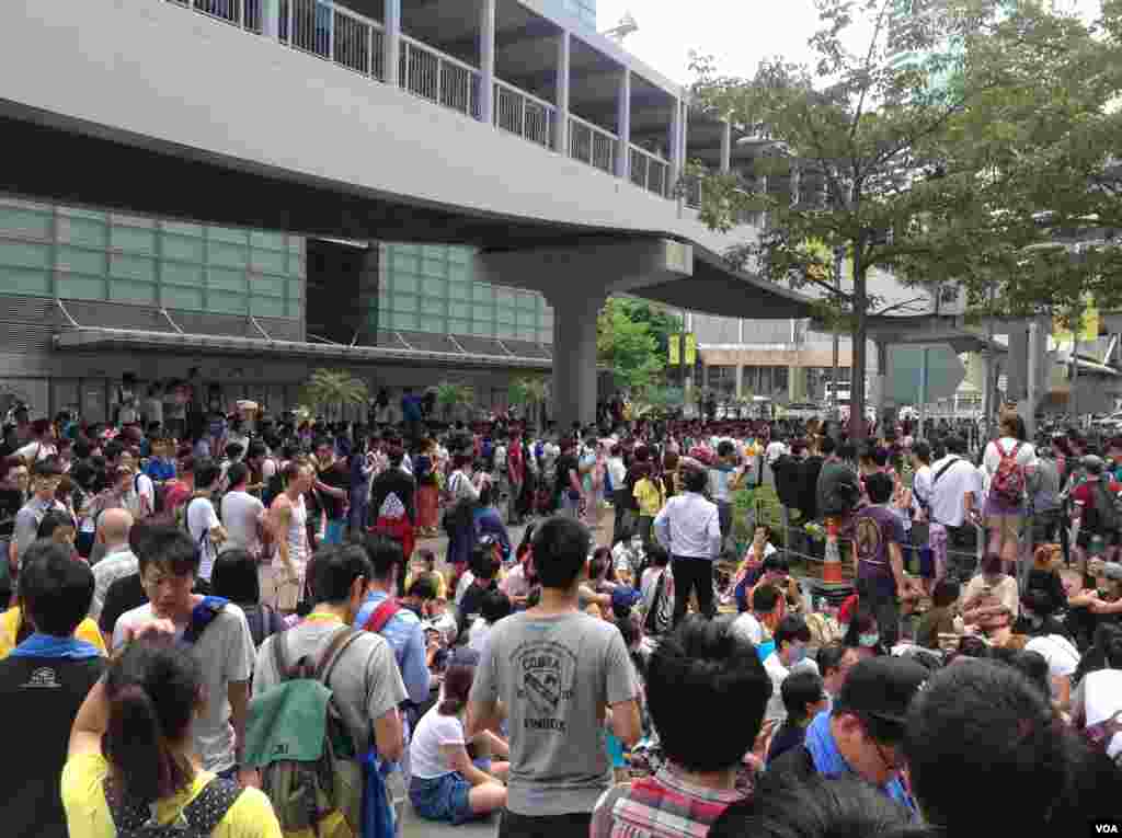 數千香港市民雲集政府總部聲援被困公民廣場學生(美國之音圖片/海彥拍攝)