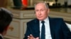 Le président russe Vladimir Poutine s'entretient avec le journaliste de NBC News Keir Simmons, dos à une caméra, dans une interview diffusée le lundi 14 juin 2021.