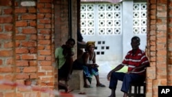 Des personnes soupçonnées d'avoir le virus Ebola attendent dans un centre de traitement à Bikoro, en République démocratique du Congo, le 13 mai 2018.