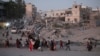Los palestinos desplazados por la ofensiva aérea y terrestre israelí en la Franja de Gaza huyen de partes de Jan Yunis tras una orden de evacuación del Ejército israelí para abandonar la parte oriental de la segunda ciudad más grande de la Franja de Gaza el 1 de julio de 2024.