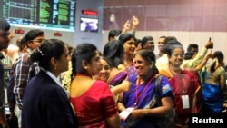 Para ilmuwan dan insinyur Organisasi Riset Antariksa India (ISRO) di Bangalore bersorak setelah pengorbit Mars negara itu berhasil memasuki orbit planet merah tersebut (24/9). 