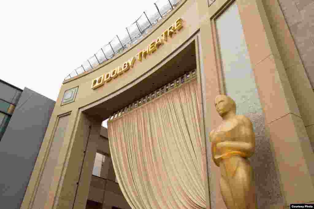 Red Carpet atmosphere images of The 86th Oscars® at the Dolby® Theatre on March 2, 2014 in Hollywood, CA. (Photo courtesy AMPAS)