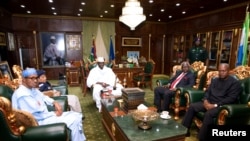 Le président Yahya Jammeh rencontre les dirigeants des pays d'Afrique de l'Ouest dans son palais présidentiel à Banjul, en Gambie, le 13 décembre 2016.