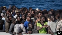Des migrants lors d’une opération de sauvetage en mer Méditerranée au nord de Sabrata, Libye, 13 janvier 2017.