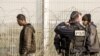 Des migrants arrêtés par la police française près de Calais, le 21 septembre 2017.