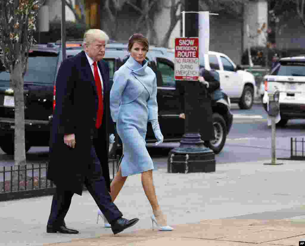 Le président Donald Trump et sa femme Melania arrivent pour la messe à l'Eglise de St. John’s, en face de la Maison-Blanche à Washington, le 20 janvier 2017, pour l'investiture de Donald Trump.
