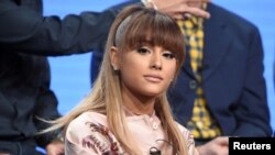 Ariana Grande conversa con periodistas durante un panel para "Hairspray Live!" en la gira de prensa de la Asociación de Críticos de Televisión de NBC Universal en Beverly Hills, California. Agosto 2, 2016.