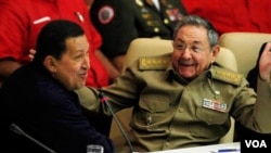 Chávez estuvo en Cuba reunido con Raúl Castro y a su regreso ascendió al general que amenazó con una insurrección si la oposición vencen en 2012.