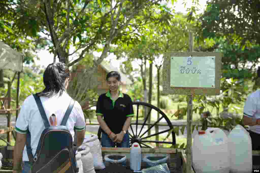 ជីគំរូជាច្រើនប្រភេទដែលគេប្រើសម្រាប់ដំណាំសេរីរាង្គត្រូវបានតាំងបង្ហាញនៅក្នុងកម្មវិធី «ការចូលរួមស្វែងយល់ពីដំណាំសរីរាង្គ» (Organic Awareness Day)និងការដាំដុះបន្លែស្តង់ដារអឺរ៉ុបនៅឯរមណីយដ្ឋាន ពិកនិកក្នុងខេត្តព្រះសីហនុ កាលពីថ្ងៃទី០២ កញ្ញា ២០១៧។ (ទុំ ម្លិះ/VOA)