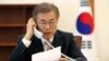 문재인 한국 대통령이 11일 청와대 집무실에서 중국 시진핑 국가주석과 전화통화를 하고 있다. 