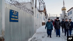 Rus Federal Hapishane Hizmetleri'nin 15 Aralık 2023 tarihinde yayınladığı bu fotoğrafta bir grup polis ve gardiyanın Navalni'nin götürüldüğü Kutup Bölgesi'nde bulunan Kharp kasabası yakınındaki hapishanede teftiş yaptıkları görülüyor.