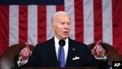 Presiden AS Joe Biden memberikan pidato kenegaraan tahunan di Gedung Capitol, hari Kamis (7/3). 
