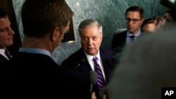 Las negociaciones avanzan en el Congreso de EE.UU. sobre una legislación para amparar a los llamados soñadores. En la fotografía, el senador Lindsey Graham (C) habla con periodistas en el Congreso sobre el programa DACA. Sept.14, 2017