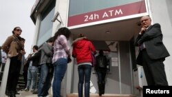 Antrian panjang warga di luar ATM salah satu cabang bank Laiki di Nicosia (21/3). Para pemimpin Siprus terus mengupayakan pengumpulan dana sebesar $7,5 Miliar sebelum batas waktu yang ditetapkan Uni Eropa, Senin (25/3).