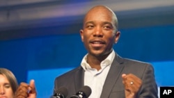 Le chef de l'Alliance démocratique, Mmusi Maimane, le 10 mai 2015 à Port Elizabeth, en Afrique du Sud. (AP Photo/Michael Sheehan)