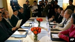 Menteri Luar Negeri AS, Hillary Rodham Clinton (dua dari kanan) bertemu dengan Presiden Burma Thein Sein (dua dari kiri) di New York (26/9). Washington akan mencabut larangan impor dari Burma sebagai tanggapan atas reformasi negara tersebut.