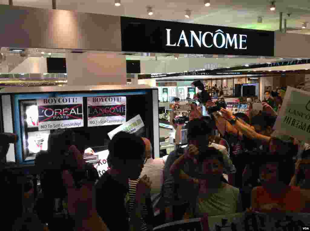 香港十六個政黨和團體銅鑼灣時代廣場抗議Lancome