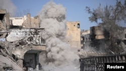 Asap mengepul akibat ledakan ranjau darat saat pejuang Pasukan Demokratik Suriah membersihkan jalan setelah pembebasan Raqqa, Suriah, 18 Oktober 2017. (Foto: dok)