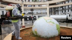 Désinfection d'un jardin public à Alger suite à l'épidémie de coronavirus en Algérie, le 23 mars 2020. (Photo: REUTERS/Ramzi Boudina )