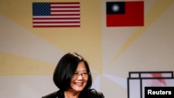 Presiden Taiwan Tsai Ing-wen berbicara di Los Angeles Overseas Chinese Banquet selama kunjungan di Los Angeles, California, AS, 12 Agustus 2018. (Foto: REUTERS/Ringo Chiu)