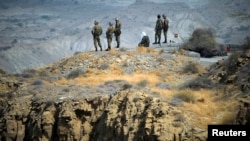 Pasukan pengawal revolusi Iran mengawasi kawasan Selat Hormuz dari sebuah bukit di Iran selatan (foto: ilustrasi). 
