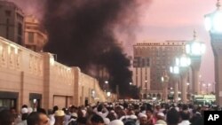 Asap mengepul akibat serangan bom bunuh diri di luar komplek Masjid Nabawi di Madinah, Arab Saudi, Senin (4/7). 