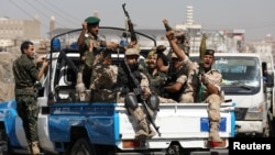 Des rebelles Houthis montent à l'arrière d'un camion de patrouille de police après avoir participé à un rassemblement houthi à Sanaa, au Yémen, le 19 février 2020. (Reuters / Khaled Abdullah)