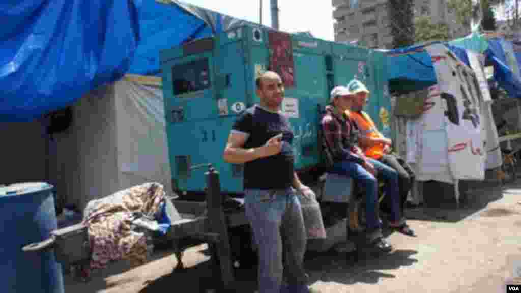 A generator that could provide backup if the government cuts power to the area, Cairo, August 12, 2013. (E. Arrott/VOA)