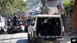ARCHIVO-Patrulla policial después de recuperar los cuerpos de periodistas asesinados en Puerto Príncipe, Haití, el viernes 7 de enero de 2022. 