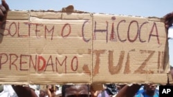 Manifestação em Abril do ano passado, em Luanda, com placa exigindo a libertação do correspondente da VOA no Namibe (foto de arquivo)