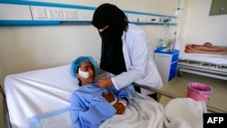 Seorang anak perempuan Yaman terluka dalam serangan udara di distrik Kisar utara provinsi Hajjah, sedang menerima perawatan di sebuah rumah sakit di Ibu Kota Sanaa yang dikuasai pemberontak Houthi, 11 Maret 2019.
