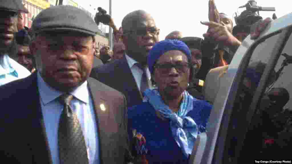 Etienne Tshisekedi, opposant historique et leader de l’Union pour la démocratie et le progrès social (UDPS), à gauche, accompagné de son épouse, Marthe Tshisekedi, le 27 juillet 2016. (Top Congo)