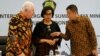 Menteri ESDM Ignasius Jonan (kanan) bersama dengan Menteri Keuangan Sri Mulyani dan CEO Freeport-McMoRan Inc Richard Adkerson (kiri) di Gedung ESDM Jakarta, Selasa 29 Agustus 2017.