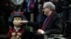 El dibujante Quino toca una escultura de su personaje cómico Mafalda durante la ceremonia de inauguración de un parque de San Francisco, en Oviedo. [Foto: Archivo].