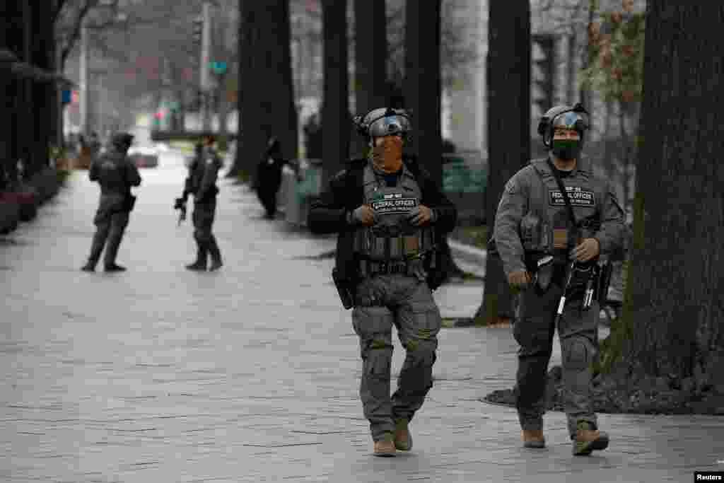 Oficiales federales de la Oficina de Prisiones patrullan las calles de Washington. 17 de enero de 2021.