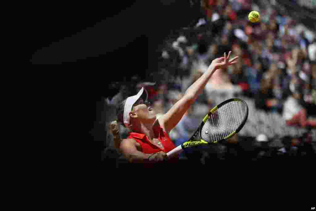 Petenis Denmark Caroline Wozniacki melakukan servis melawan pemain remaja non unggulan Latvia, Jelena Ostapenko pada pertandingan perempat final turnamen grand slam Perancis Terbuka di Roland Garros, Paris. Wozniacki secara mengejutkan kalah dalam tiga set: 6-4, 2-6, 2-6.
