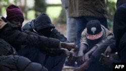 Des migrants soudanais dans la forêt à Ouistreham, France, le 5 octobre 2017.