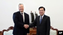 Utusan Khusus A.S. untuk Korea Utara, Stephen Biegun (kiri), berjabat tangan dengan Direktur Keamanan Nasional Korea Selatan, Chung Eui-yong selama pertemuan di Gedung Biru Presidensial di Seoul, Korea Selatan, 4 Februari 2019.