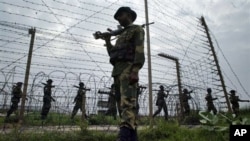 Pasukan penjaga perbatasan India melakukan patroli di wilayah Kashmir-India (foto: dok). India menuduh Pakistan menewaskan 2 tentaranya dalam bentrokan di perbatasan. 