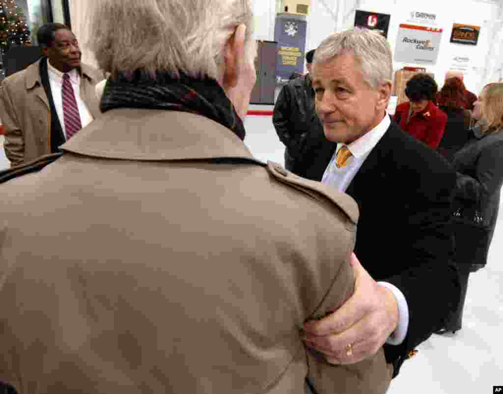 Outgoing Senator Chuck Hagel greets supporters after a farewell news conference in Omaha, Nebraska, December 18, 2008.