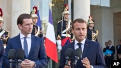 Kanselir Austria Sebastian Kurz (kiri) bersama Presiden Perancis, Emmanuel Macron di Istana Elysee, Paris, Perancis, 17 September 2018. (Foto: dok).