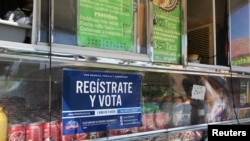 Un cartel de registro de votantes en un camión de tacos, como parte de la campaña "Guac the Vote" de la Cámara de Comercio Hispana de EE. UU., en Houston, Texas. Imagen de archivo del 29 de septiembre de 2016.