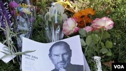 Para kerabat dan sahabat almarhum Steve Jobs mengirimkan karangan bunga di luar rumahnya di Palo Alto, California (7/10).