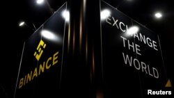 Logo mata uang digital "Binance" terlihat pada pameran mata uang digital dan kripto di Malta (foto: Reuters). 