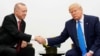 Presiden Turki Recep Tayyip Erdogan (kiri) berjabat tangan dengan Presiden AS Donald Trump dalam pertemuan di KTT G20 di Osaka, Jepang 29 Juni 2019 lalu. 